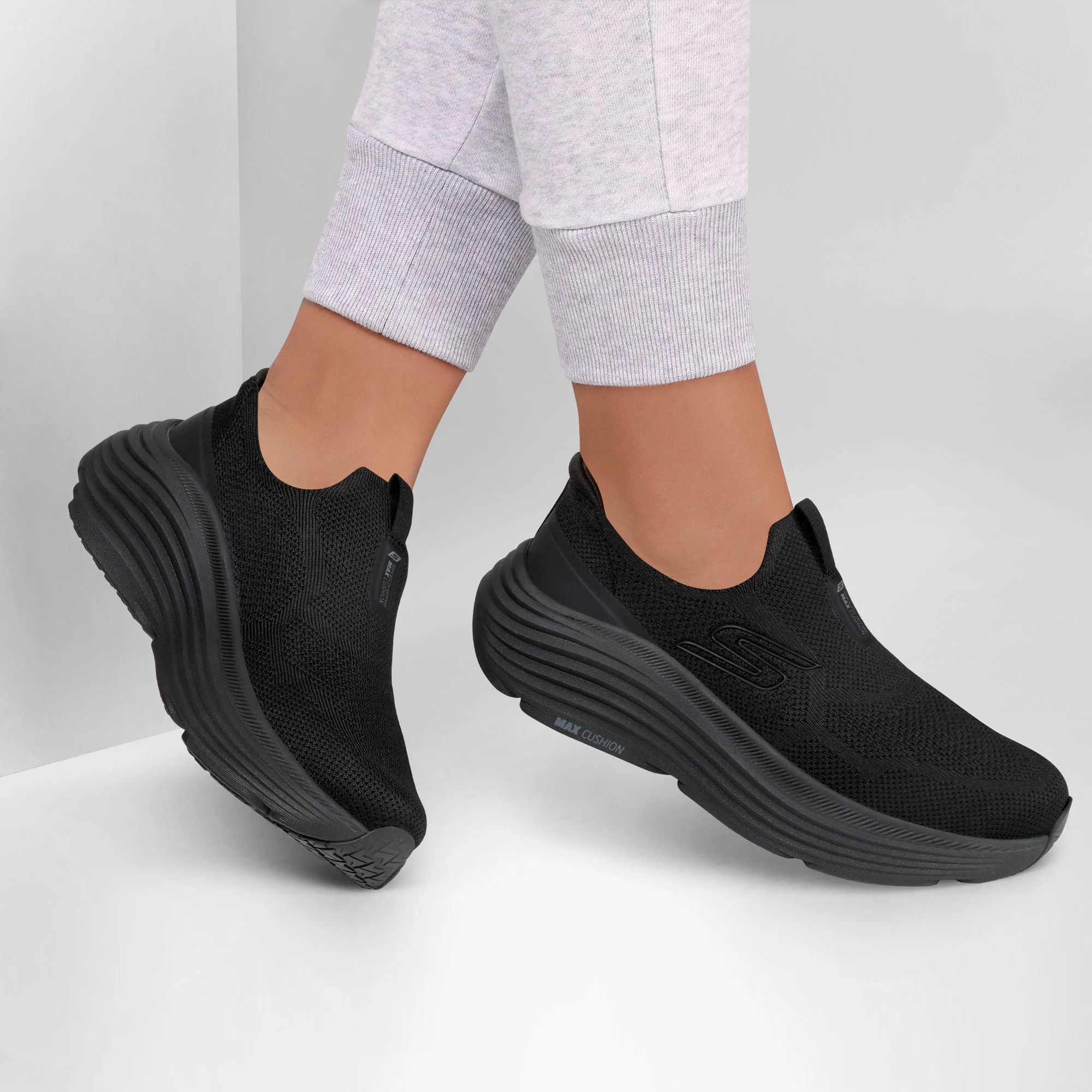 SKECHERS MAX CUSHIONING ENDEAVOUR