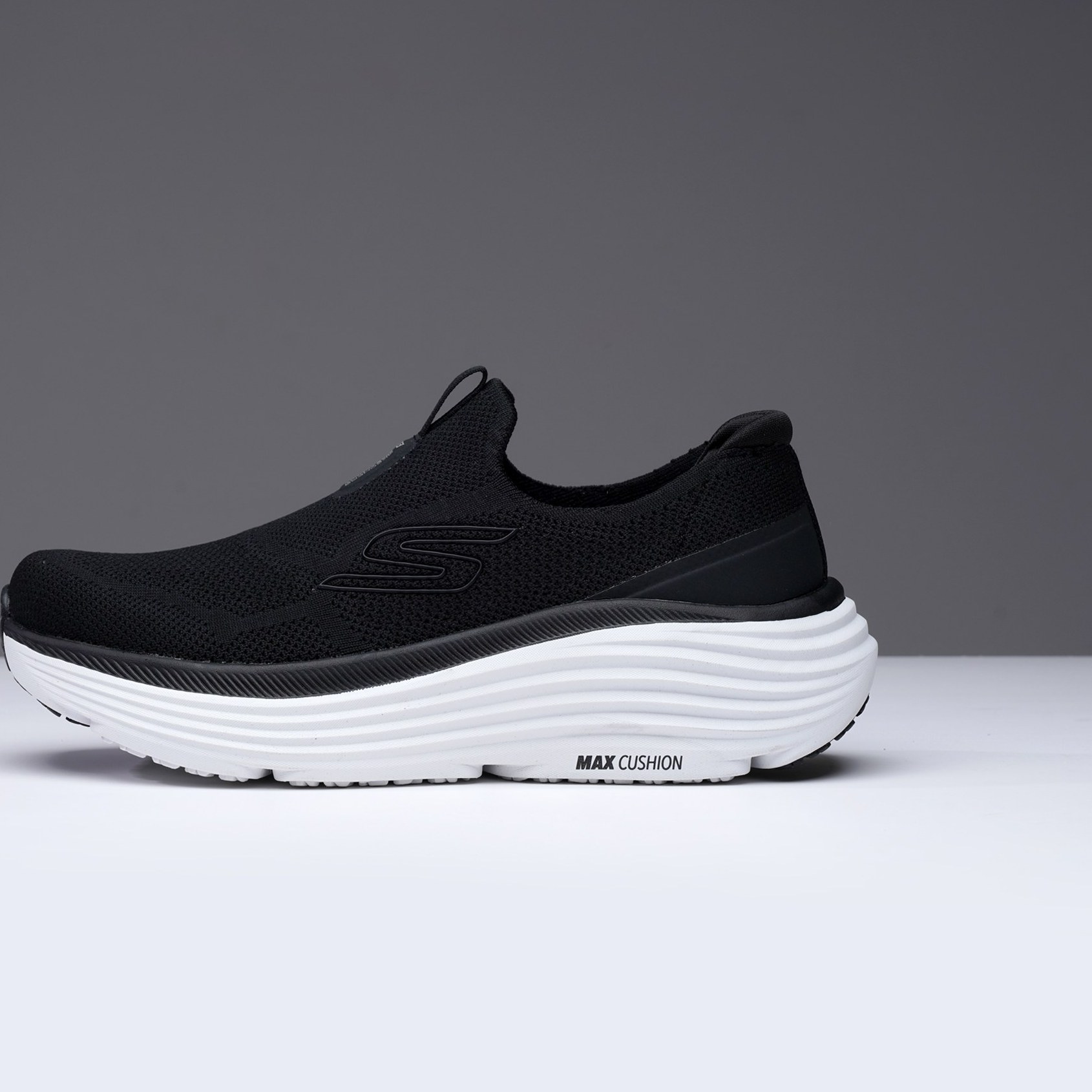 SKECHERS MAX CUSHIONING ENDEAVOUR
